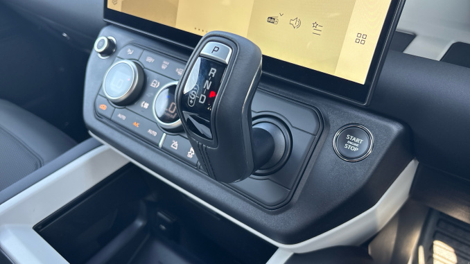 Land Rover Defender 3.0 D250 X-Dynamic SE 110 5dr Auto Diesel Estate - Image 13